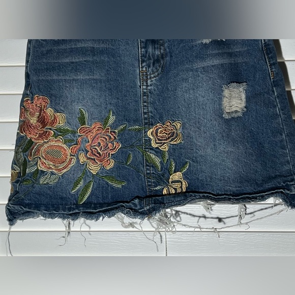 Super Cute Floral Embroidery Tamnoon Denim Skirt size 34 (us 2) Youth - Picture 2 of 15